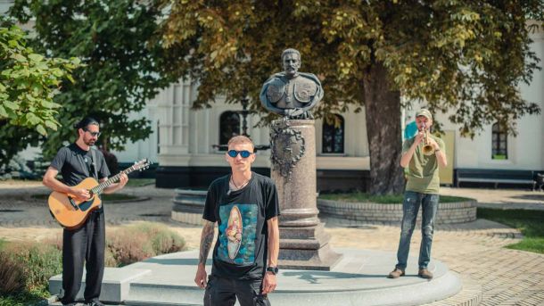 Поліція перевіряє недопуск студентів до укриття під час тривоги Ян Шипула та музиканти виступають з треком «Мазепа» на Соборній площі Києво-Печерської лаври, на фоні погруддя гетьмана Івана Мазепи