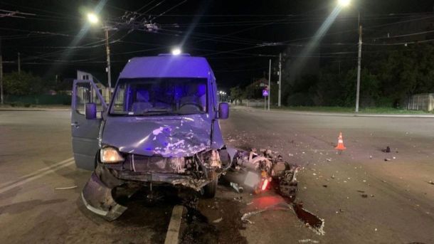 У Білій Церкві 21-річний чоловік катався на даху авто заради «жарту» — поліція склала протокол В’)їзд вантажівки в дорожню перешкоду на темній вулиці вночі, пошкоджений автомобіль, дорожні знаки та уламки на дорозі.