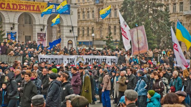 У суботу в центрі Києва обмежать рух транспорту через візити делегацій та урочистості Мітинг у центрі Києва з банером «Люстрації — так, імітації — ні!» та прапорами