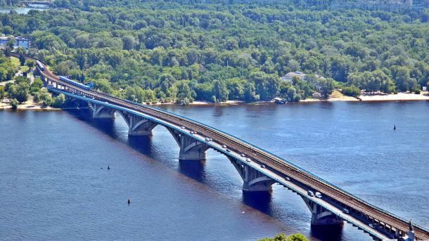 Поліція Києва затримала фігуранта на хабарі $3 500 за тилову службу Міст Метро через Дніпро у Києві з висоти пташиного польоту