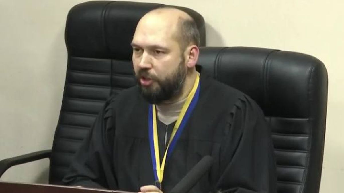 Батька детектива Магамедрасулова залишили під вартою до грудня Суддя Сергій Вовк на робочому місці в чорному крілі