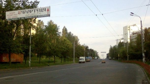 Розкрадання коштів на швидких: підозру отримав ще один керівник «Київмедспецтрансу» Вулиця в місті, обсаджена деревами та багатоповерхівкою на горизонті