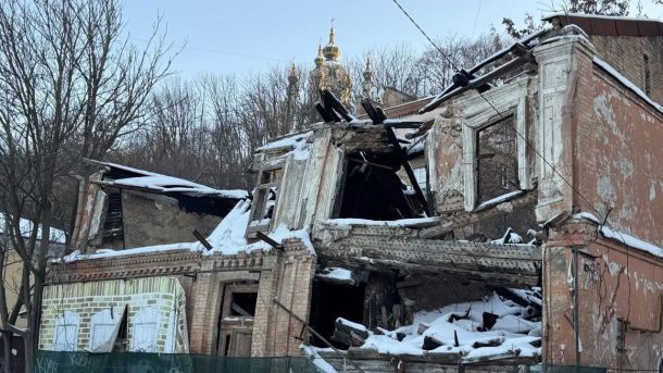 Будівництво укриття в київській гімназії: закупівлю на 300 млн скасували через порушення Історична будівля XIX століття на вулиці Боричів Тік, 27 у Києві, яка зазнала значних руйнувань.