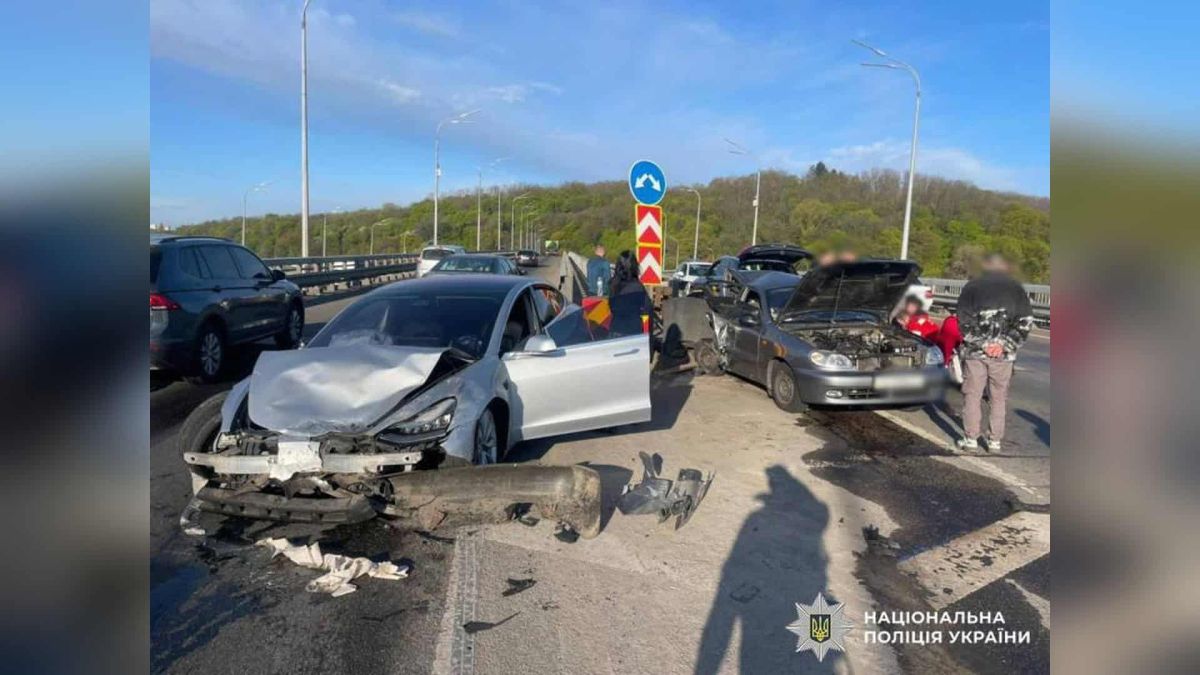 Водій Tesla на Дарницькому мосту їхав 189 км/год — справу передали до суду Місце смертельної ДТП на Дарницькому мосту в Києві, де Tesla на швидкості 189 км/год врізалась у два авто