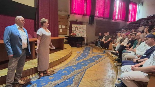 В.о. директора лікарні швидкої в Києві став Микола Анкін Представлення нового виконувача обов'язків директора Київської лікарні швидкої допомоги: двоє людей на сцені перед колективом медиків у залі