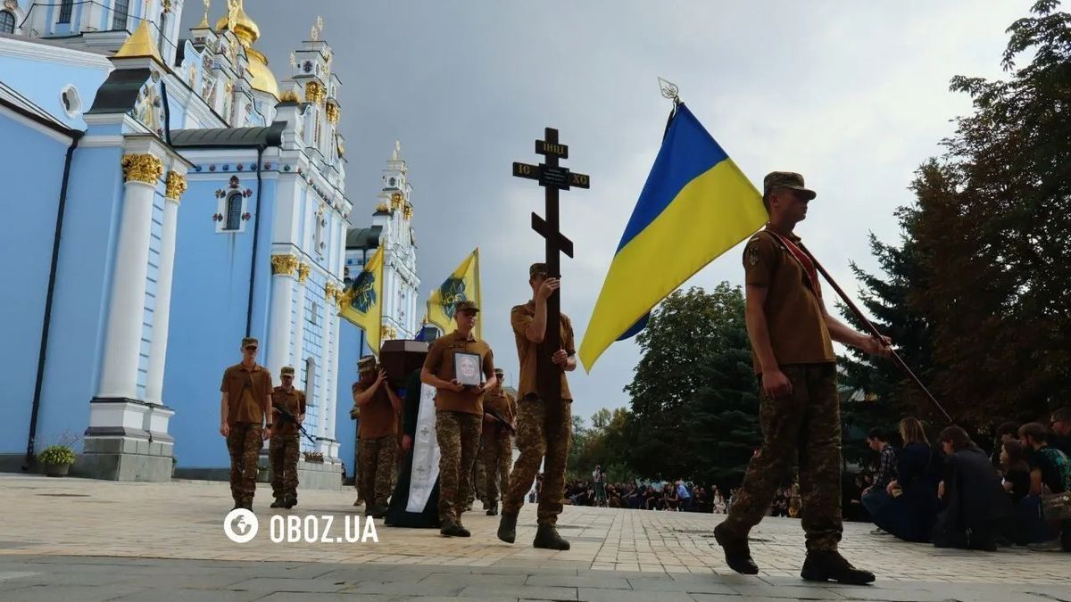 Київ попрощався з 19-річною військовою Дар’єю Лопатіною Воїни на церемонії в Києві з українським прапором і православним хрестом перед церквою, вічна пам'ять і шана героям України.