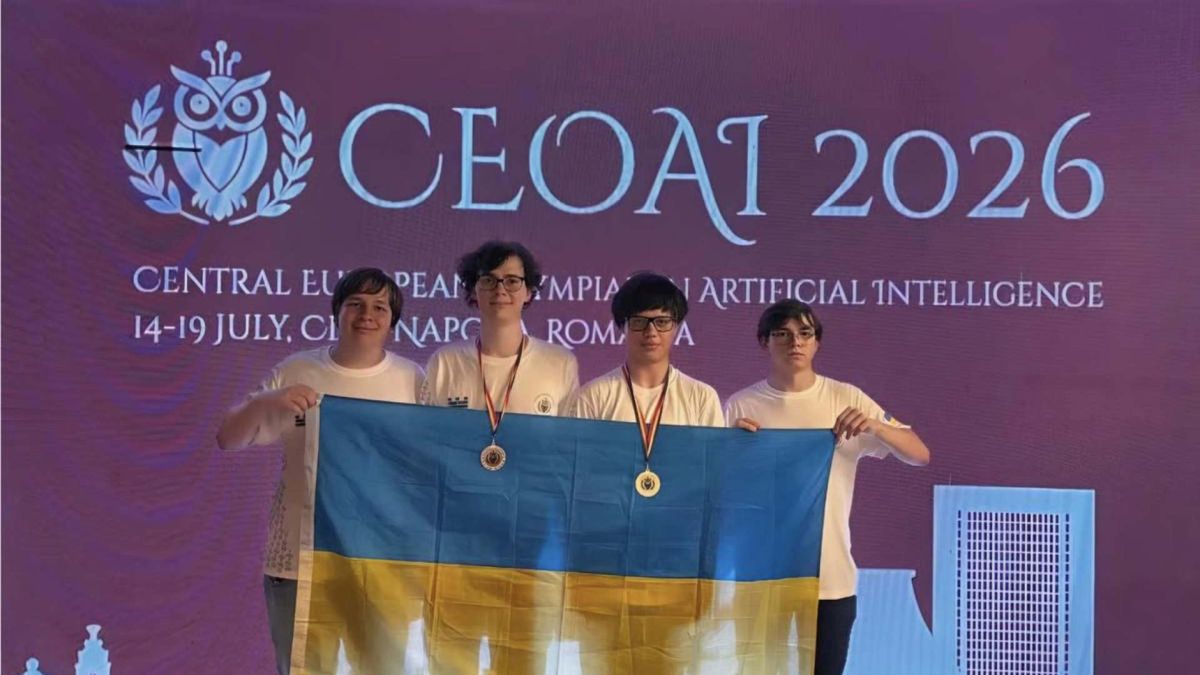 Киянин Роман Мєламуд виграв першу Європейську олімпіаду з ШІ Четверо українських школярів з прапором України на сцені Європейської олімпіади зі штучного інтелекту CEOAI 2026