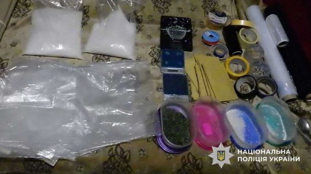Киянина засудили на 5 років за злочин проти 8-річної племінниці Наркотичні речовини в різних упаковках розкладені на столі