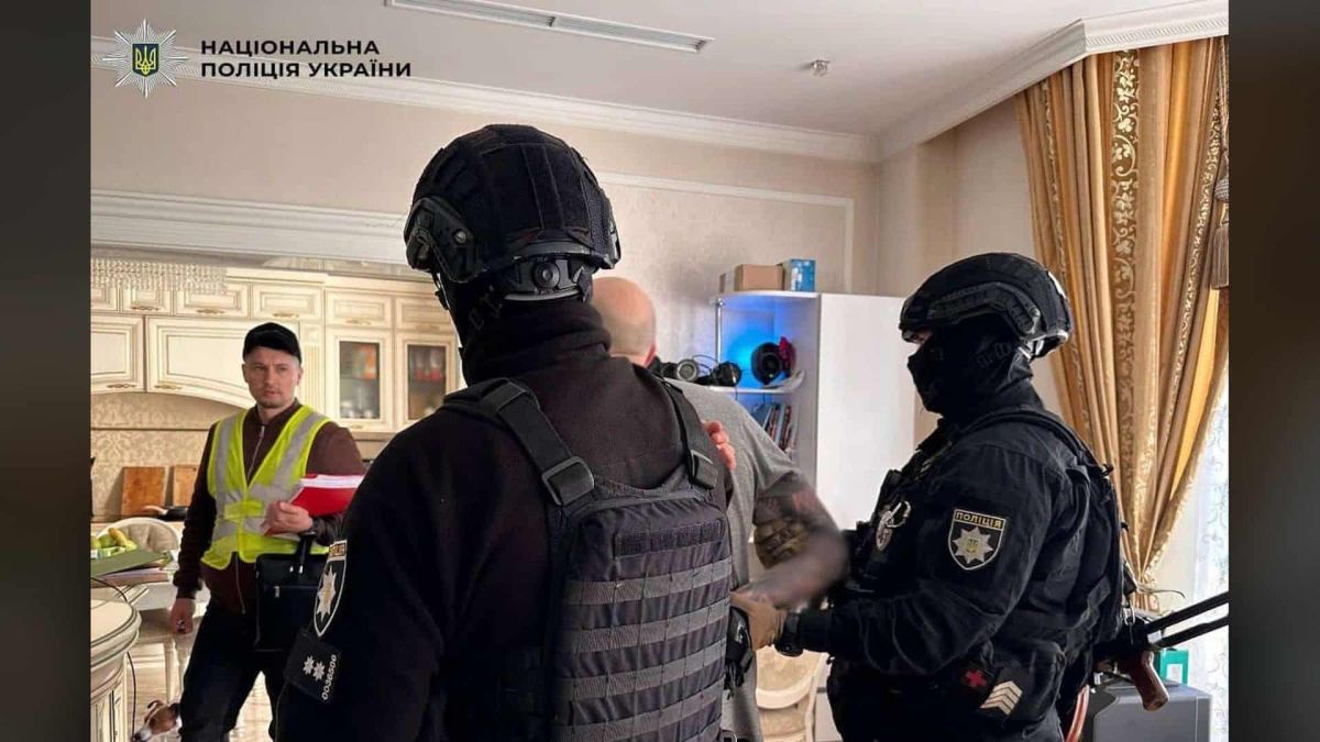 Київський підприємець продавав підроблену агротехніку: 12 ошуканих на 240 тис. Поліція Києва затримала 42-річного киянина, який через інтернет-магазин продавав підроблену садову техніку під виглядом оригінальних іноземних брендів