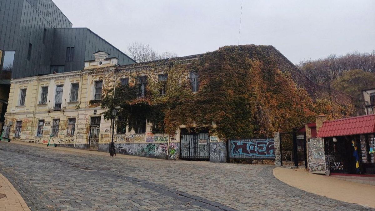 КМДА зупинила роботи на Андріївському узвозі, 18: вимагають перевірки пам’ятки Старий двоповерховий будинок на Андріївському узвозі в Києві, стіни якого вкриті густим плющем та графіті