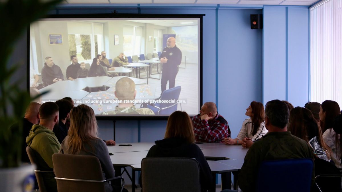 Ветерани поліції Києва та США обмінялися досвідом реабілітації Учасники зустрічі ветеранів поліції Києва та США дивляться презентацію про психосоціальну підтримку у просторі Блакитне небо для України