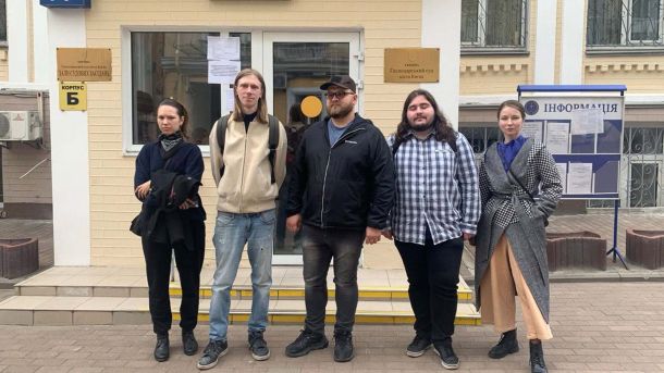 У 2025 році Київська митниця виявила 887 кримінальних правопорушень Громадський активіст Дмитро Перов із колегами біля будівлі Господарського суду міста Києва