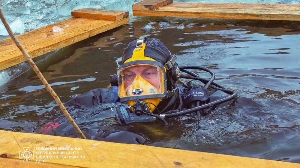 На Київщині введені аварійні відключення електроенергії через падіння дерев Водолаз у воді