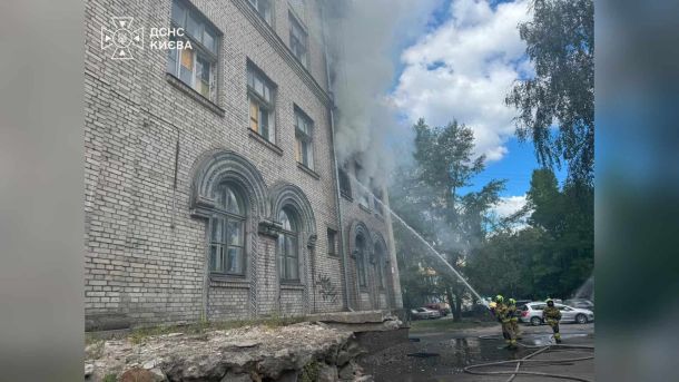 Серпень — найскладніший місяць для запасів крові в Києві Рятувальники ліквідують пожежу в недіючій чотириповерховій будівлі на вулиці Кирилівській у Подільському районі Києва