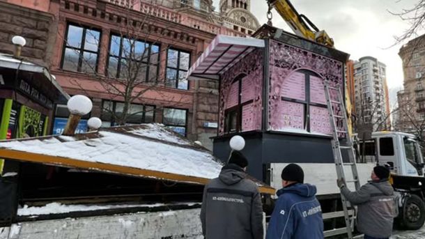 На Хрещатику демонтували вже 13 МАФів з понад 20 Один з МАФів з допомогою крану переставляють на вантажівку