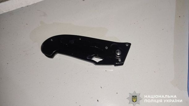 Наркотики під виглядом біодобавок: киян арештували за кратом Ніж, вилучений у затриманого за розбійний напад в одному з ресторанів Києва