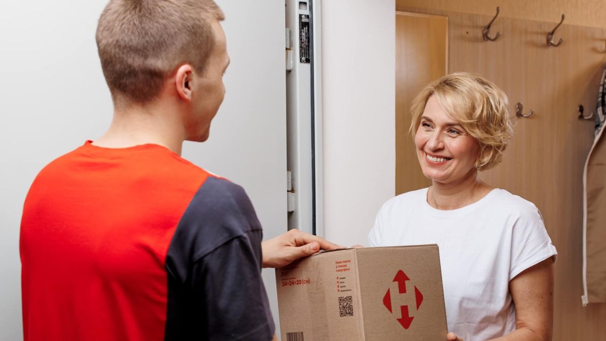 «Нова пошта» підвищує тарифи з 13 квітня: нові ціни на доставку посилок Відділення Нова пошта з посилками на полицях, оновлення тарифів на доставку з квітня 2026 року