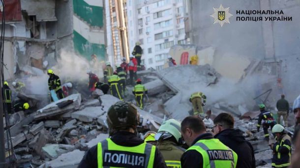 Атака на Київ 2 липня: у Деснянському пошкоджено 10 будинків Поліцейські в жовтих жилетах і рятувальники в касках розбирають завали зруйнованого багатоповерхового будинку в Дарницькому районі Києва після масованої ракетної атаки 14 травня 2026 року