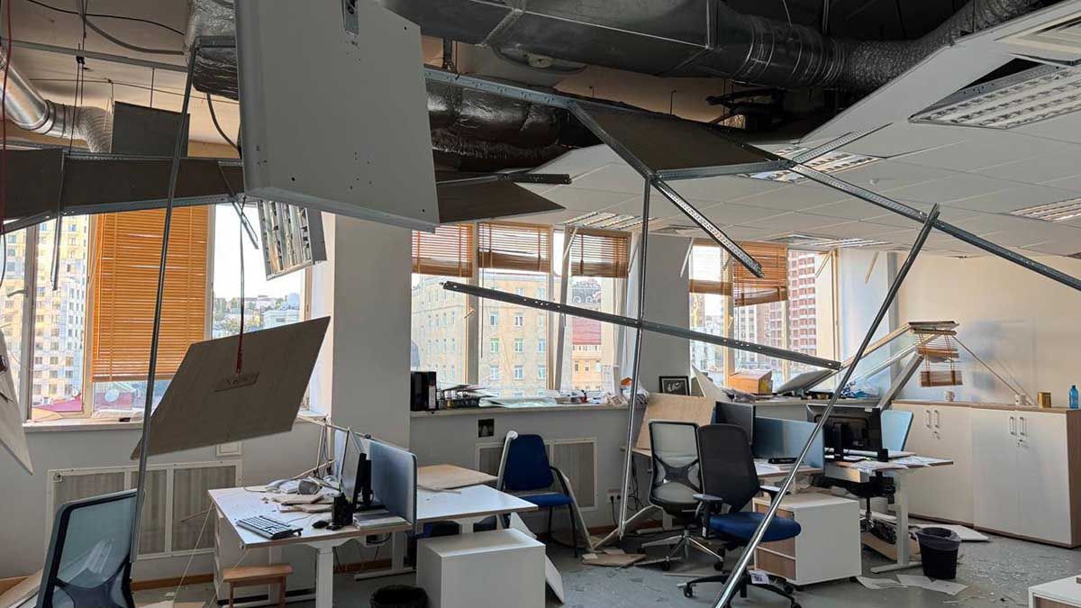 У Києві пошкоджено будівлю представництва ЄС після російського удару У Києві пошкоджено будівлю представництва ЄС після російського удару