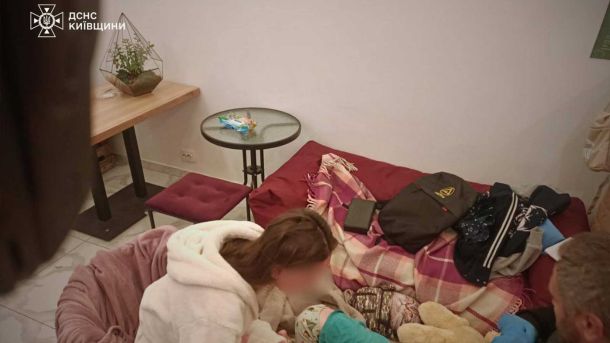 У Києві під час атаки РФ пошкоджено автомобілі на парковці Представництва ЄС У Києві під час атаки РФ пошкоджено автомобілі на парковці Представництва ЄС