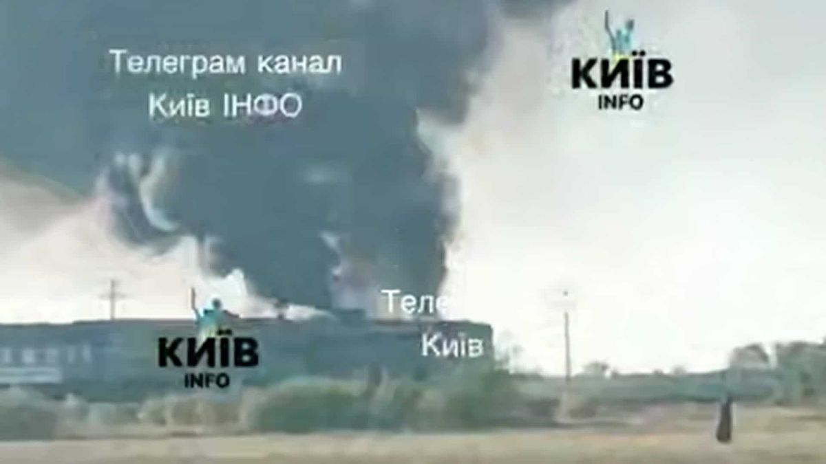 Росіяни вдарили по поїзду №122 Київ — Миколаїв, пасажирів евакуювали Дим над потягом після російського удару по поїзду №122 Київ — Миколаїв 16 вересня 2026 року
