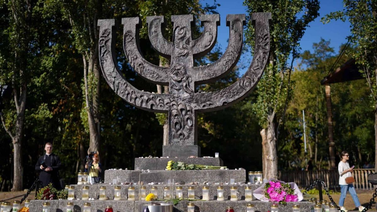 Київ вшанує 84-ту річницю трагедії Бабиного Яру: програма заходів Кам’яний пам’ятник-менора, біля якого розташовані лампадки, квіти й камінці