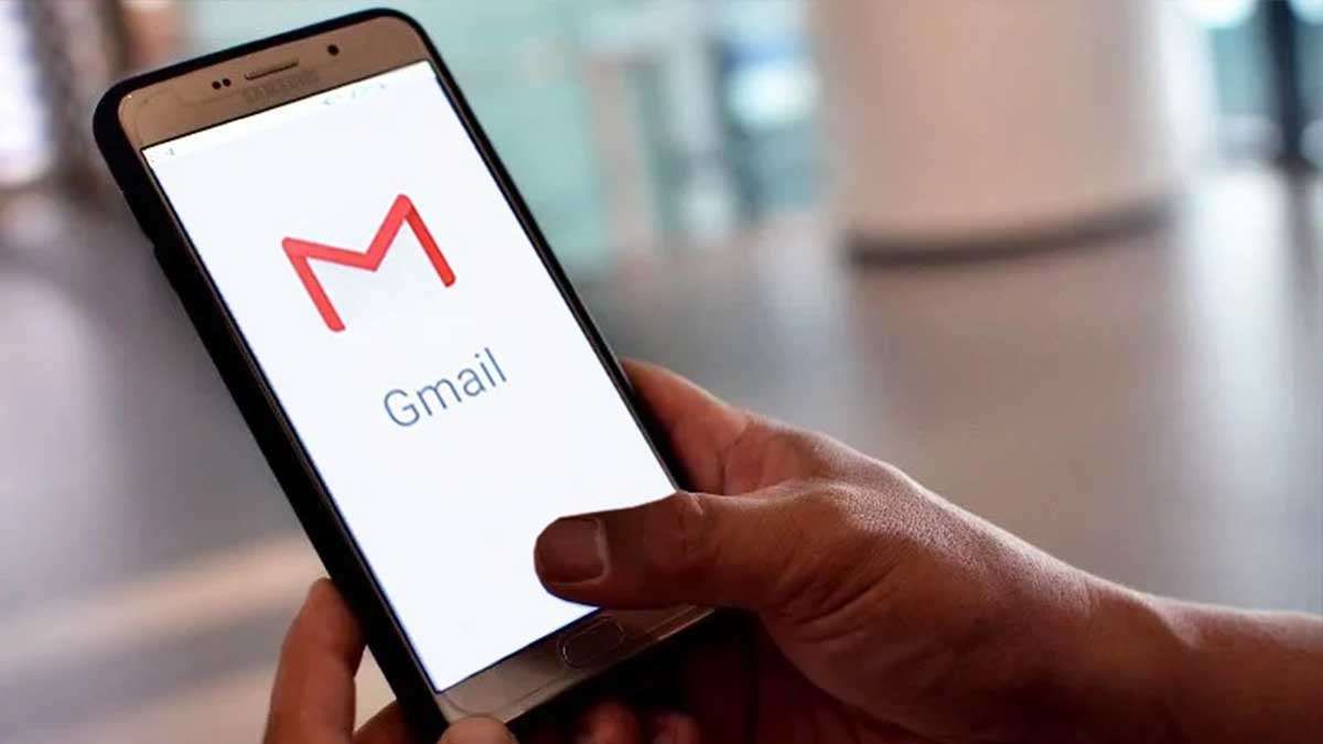 Google попереджає про нову атаку на Gmail — термінова перевірка пошти a person holding a cell phone