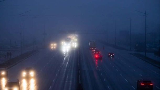 Киянам обіцяють ніч без відключень: що чекати далі Автомобілі в тумані на шоссе у темну пору доби