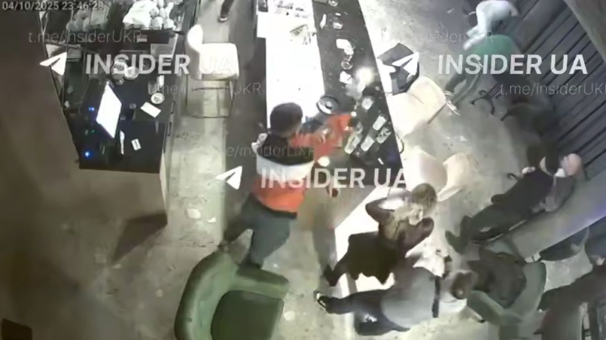 З’явилось відео стрілянини в барі на Новопечерських Липках: постраждала дівчина Скриншот із камер спостереження, яка показує сутичку в барі