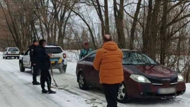 Поліцейський на Бориспільщині допоміг водійці вибратися зі снігового замету Поліцейський та небайдужі громадяни допомагають водійці витягнути автомобіль зі снігового замету на засніженій дорозі Бориспільського району