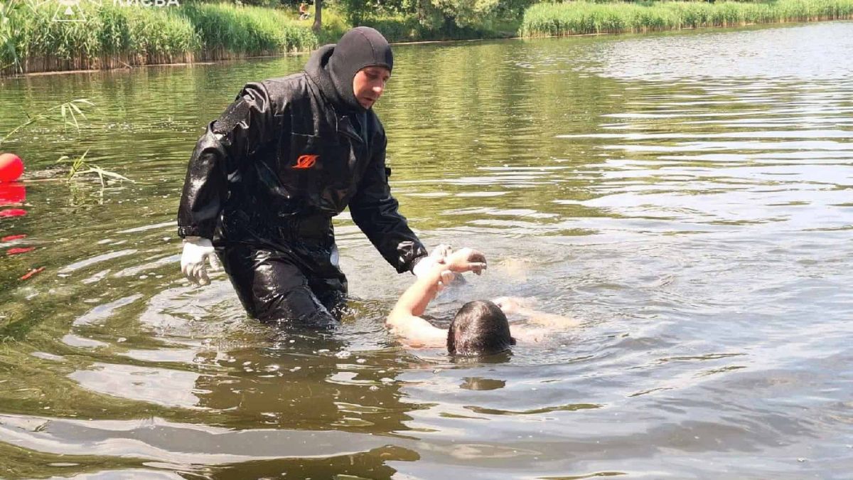 Водолази знайшли тіло 23-річного чоловіка на озері Редькине в Києві Водолази ДСНС Києва вилучають тіло 23-річного чоловіка з озера Редькине в Оболонському районі на глибині 10 метрів