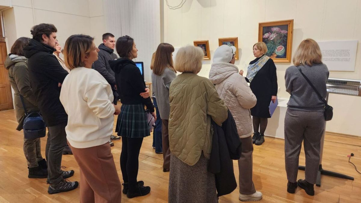 До 125-річчя Катерини Білокур: у Києві відкрили виставку з фото «Царя Колоса», який таємниче зник з Лувру Люди відвідують відкриття виставки робіт Катерини Білокур