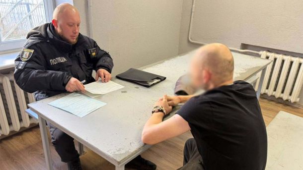 Поліція Києва затримала шахраїв під виглядом СБУ: вкрали 9 млн у киянок Поліцейський Київ складає адмінпротокол на 39-річного чоловіка за пошкодження меморіальної таблички загиблого захисника