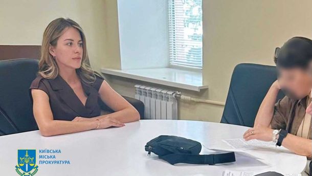 Київ: у міській електричці знову викрали зарядний столик — злодія зафіксували на відео Київ: у міській електричці знову викрали зарядний столик — злодія зафіксували на відео