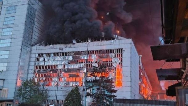 Під час останніх атак «шахедів» Трипільська ТЕС зазнала 19 ударів Велика будівля у вогні після обстрілу: вікна вибиті, крізь них вириваються полум’я
