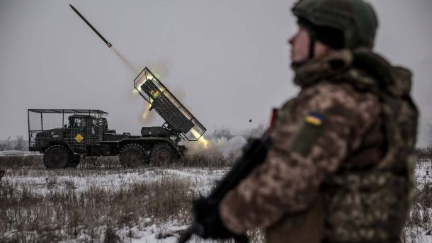 UNITED24 вперше показав виробництво ракети FP-5 «Фламінго» Воїн ЗСУ спостерігає за залпом РЗСВ на передовій