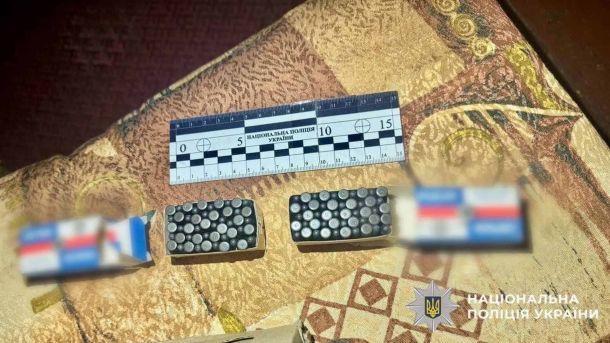 На Бориспільщині 23-річна водійка Opel врізалася у відбійник через перевищення швидкості Вилучені набої та криміналістична лінійка з написом Національна поліція України — докази у справі про незаконний збут боєприпасів на Білоцерківщині
