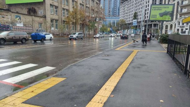 Третя атака за тиждень: у Києві 10 поранених, пожежі в 3 районах Вулиця з пішоходами та машинами після дощу
