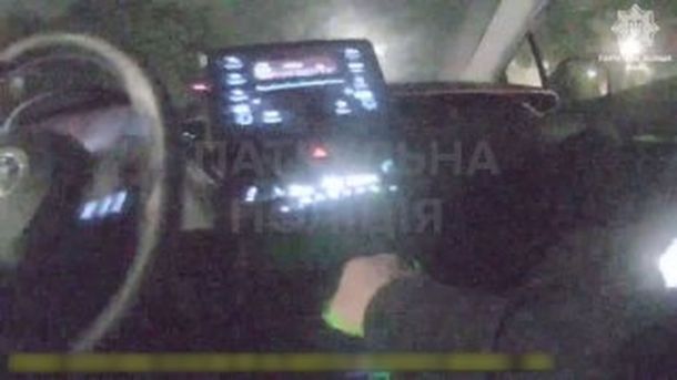 У Києві патрульні виявили ймовірні наркотики у двох мешканців міста Патрульні поліцейські Києва затримали водія Toyota Corolla, який під час втечі наїхав на військового та пошкодив кілька службових авто
