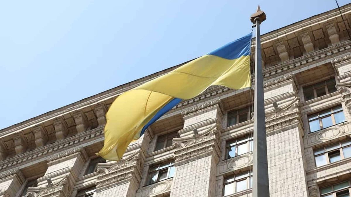 Безоплатні ліки для поранених та онкохворих: Київрада розширила медпрограму Прапор України майорить над будівлею Київської міської ради на Хрещатику