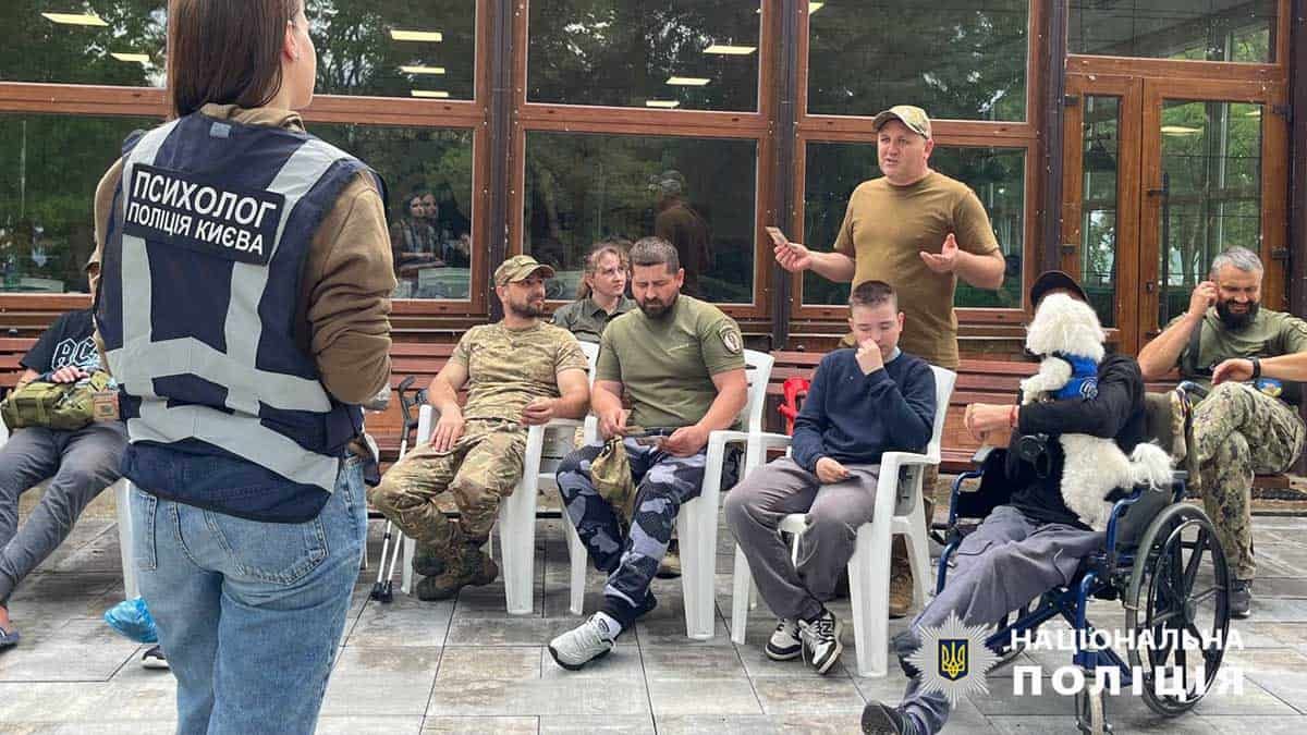 Реабілітація з любов’ю: у Києві поранених військових підтримали арттерапією та каністерапією Реабілітація з любов’ю: у Києві поранених військових підтримали арттерапією та каністерапією