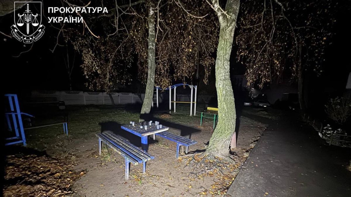 У Вишгороді підліток поранив ножем 20-річного чоловіка через зауваження про музику Нічна вулиця, стіл і дерева з дитячим майданчиком