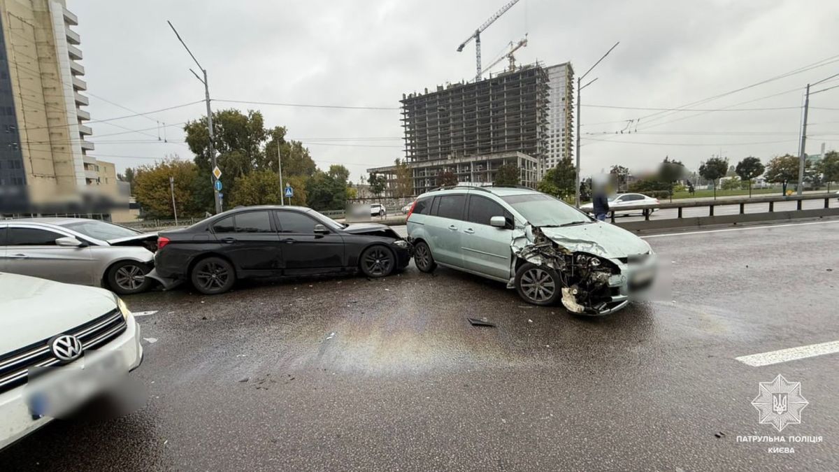 ДТП в Києві: проспект Бандери стоїть у заторі Три легкові автомобілі, які потрапили в ДТП на вулиці Києва