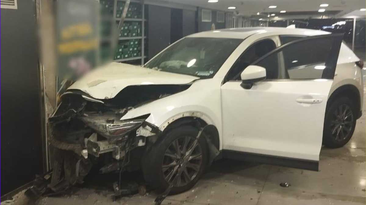 ДТП в Голосіївському районі: водійка Mazda вʼїхала в торговий центр, сплутавши педалі ДТП в Голосіївському районі: водійка Mazda вʼїхала в торговий центр, сплутавши педалі
