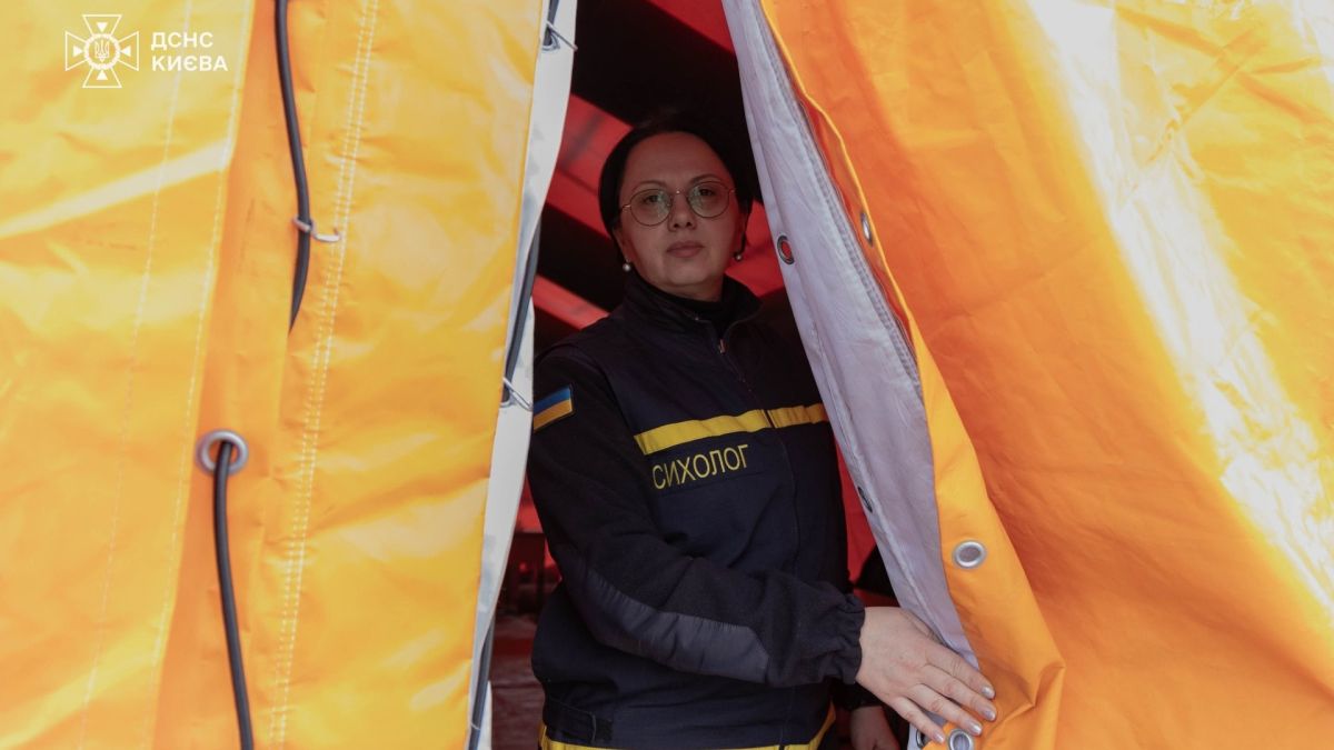 120 наметів ДСНС у Києві: чому кияни приходять, коли вдома вже тепло Психолог ДСНС у формі з написом «Психолог» стоїть біля входу в помаранчевий намет мобільного пункту надання допомоги в Києві