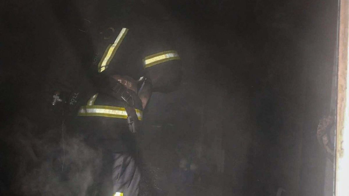 Пожежа у Боровій на Фастівщині: рятувальники загасили будинок за 33 хвилини Рятувальники гасять пожежу в житловому будинку у селищі Борова на Фастівщині, 2026 рік