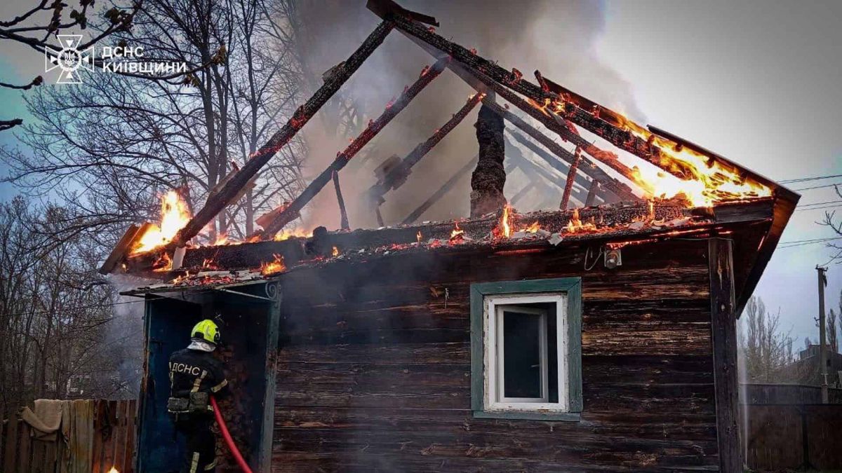 Пожежа у будинку в Олізарівці на Вишгородщині: загинула господиня Рятувальник ДСНС гасить охоплений вогнем дах приватного дерев'яного будинку в селі Олізарівка Іванківської громади Вишгородського району Київщини