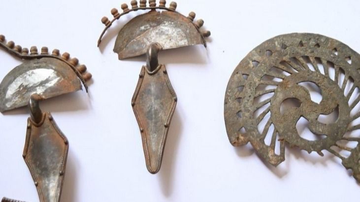 Скарб зі срібними фібулами повернули державі: знахідка вже у столичному музеї Скарб зі срібними фібулами повернули державі: знахідка вже у столичному музеї