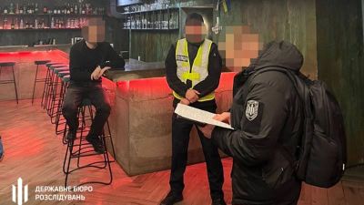 Наркотики під виглядом біодобавок: киян арештували за кратом Правоохоронці і підозрюваний у злочині