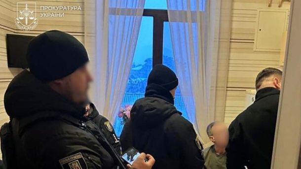 Суд скасував зупинку справи про Садибу Дмитрієва — забудовника можуть позбавити інших будівель Підозрюваний (сидить у кайданках) і правоохоронці у квартирі, де сталося вбивство